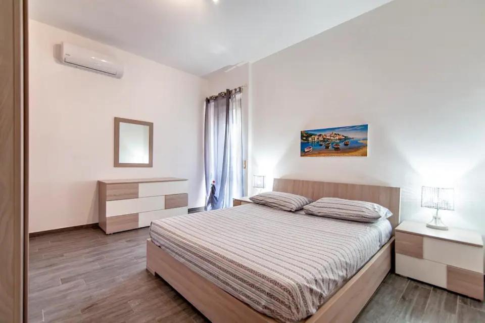 ガリポリにあるNettaの窓付きの部屋にベッド付きのベッドルーム1室があります。