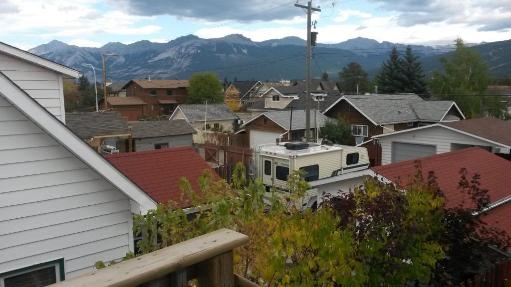 - une vue sur une ville avec des maisons et des montagnes dans l'établissement Bon Homme View, à Jasper