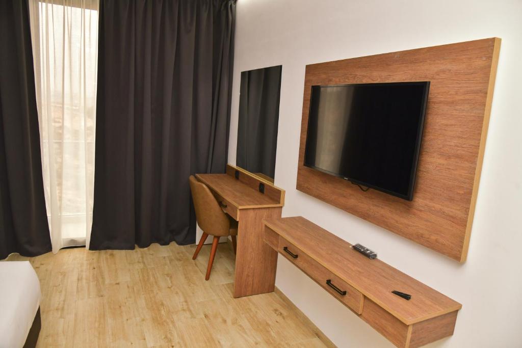 TV a/nebo společenská místnost v ubytování Surf One Hotel