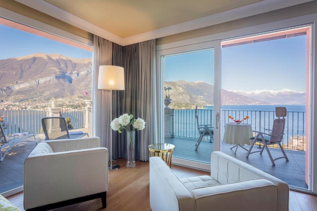 uma sala de estar com vista para o oceano em Borgo Le Terrazze em Bellagio