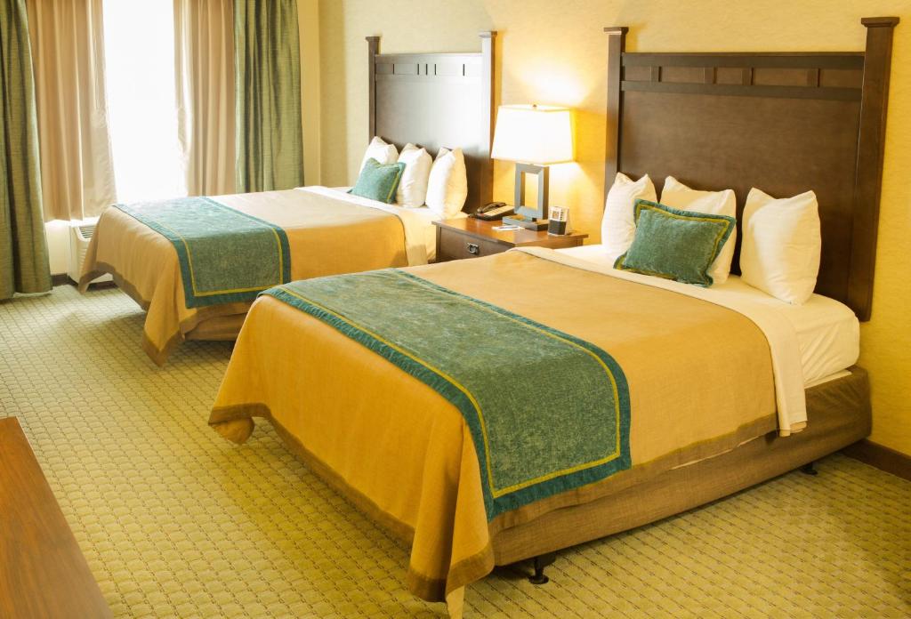 Ένα ή περισσότερα κρεβάτια σε δωμάτιο στο Little Missouri Inn & Suites Watford City