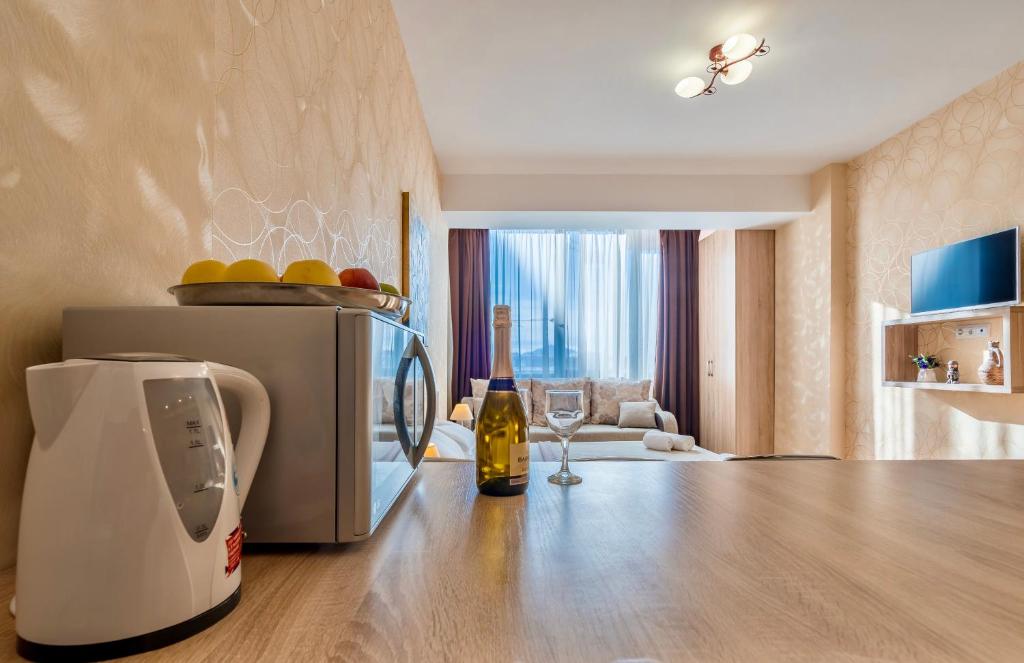 Příslušenství pro přípravu čaje a kávy v ubytování Studio Apartment NFT New Gudauri 108