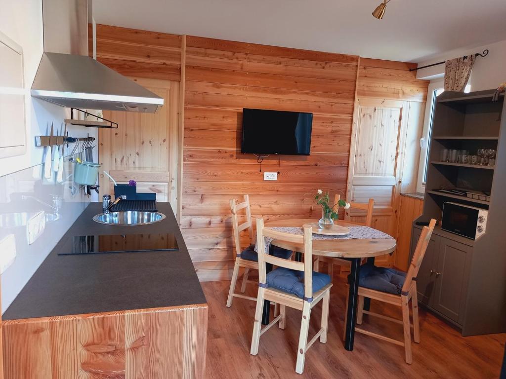Kuchyň nebo kuchyňský kout v ubytování Turistična kmetija Marovt