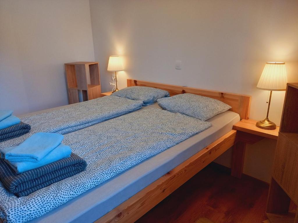 Postel nebo postele na pokoji v ubytování Turistična kmetija Marovt