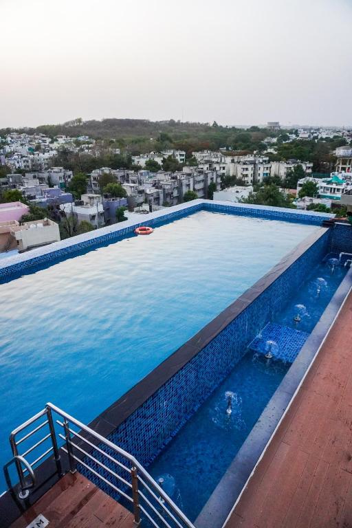 Bazén v ubytování Radisson Bhopal nebo v jeho okolí