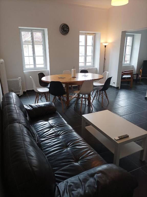 un salon avec un canapé et une table dans l'établissement O'Couvent - Appartement 125 m2 - 5 chambres - A524, à Salins-les-Bains