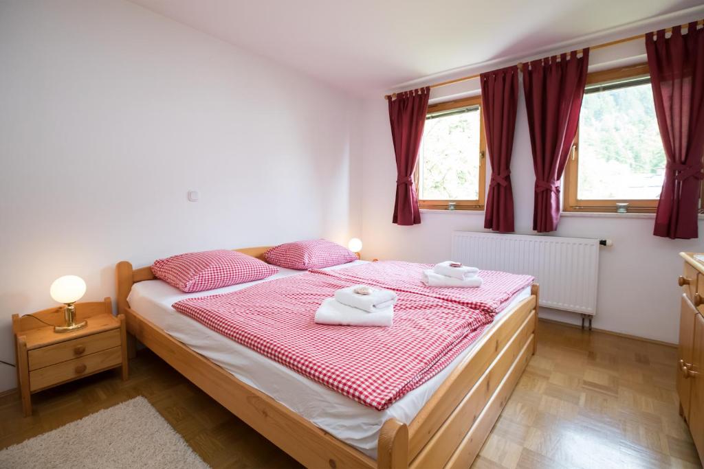 Postel nebo postele na pokoji v ubytování Apartmaji Katrnjek