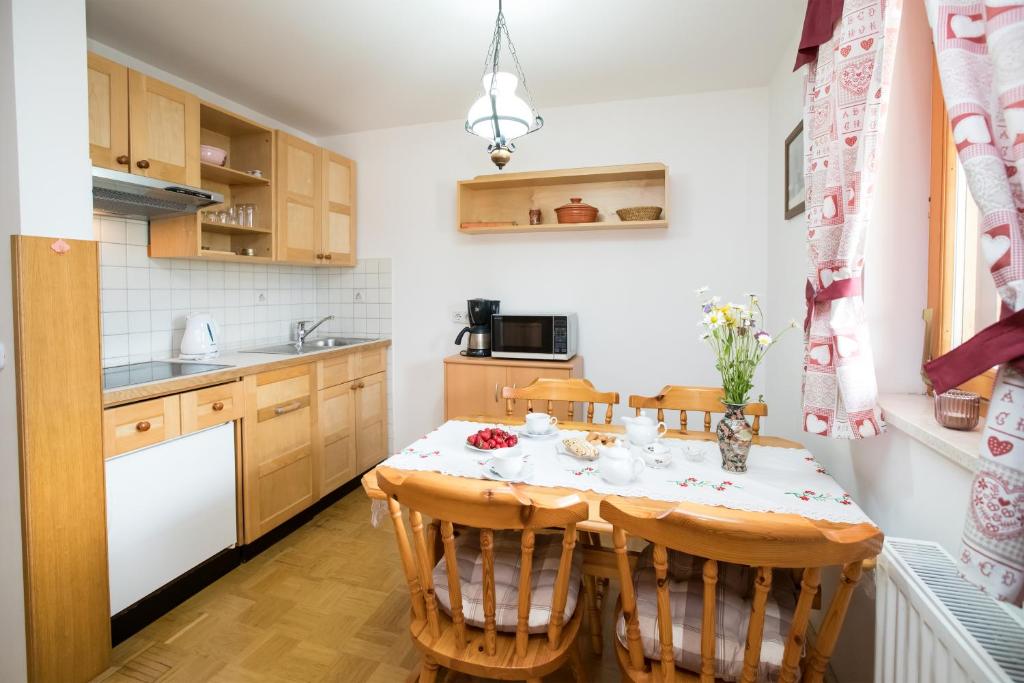 Kuchyň nebo kuchyňský kout v ubytování Apartmaji Katrnjek