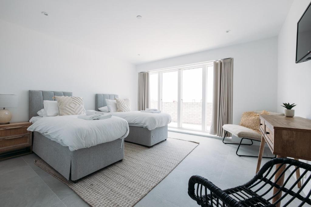 Krevet ili kreveti u jedinici u okviru objekta NEW Luxury Coastal Apartment with vast sea views