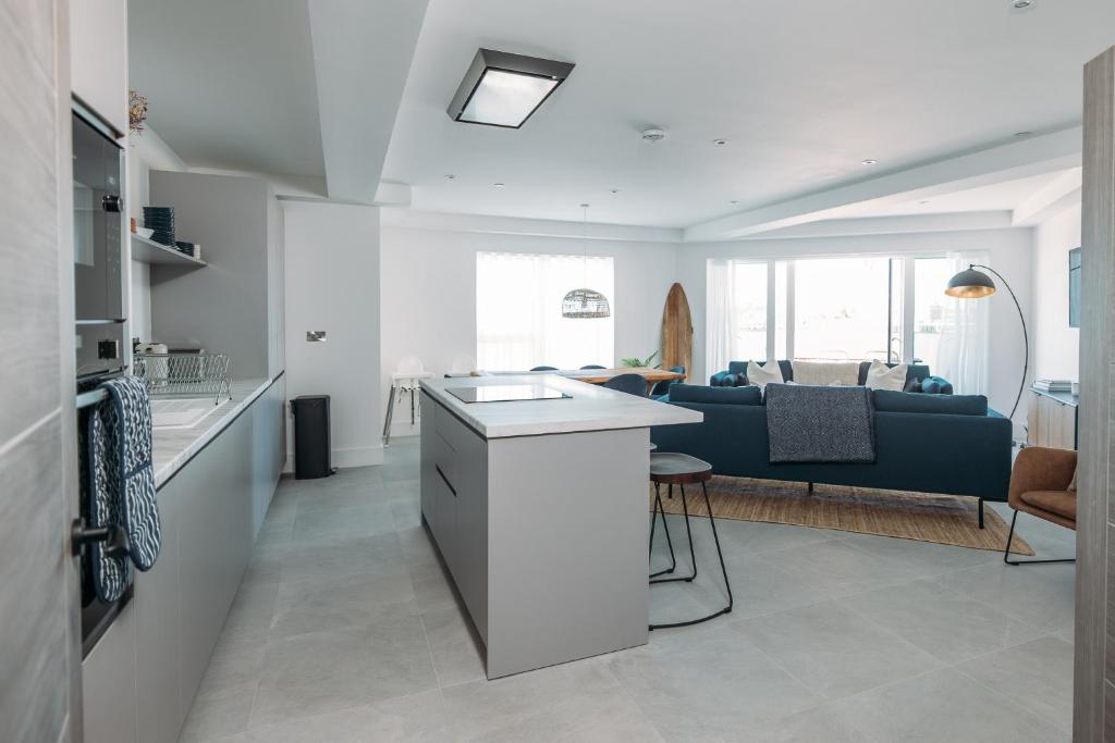 New Luxury Coastal Apartment With Vast Sea Views