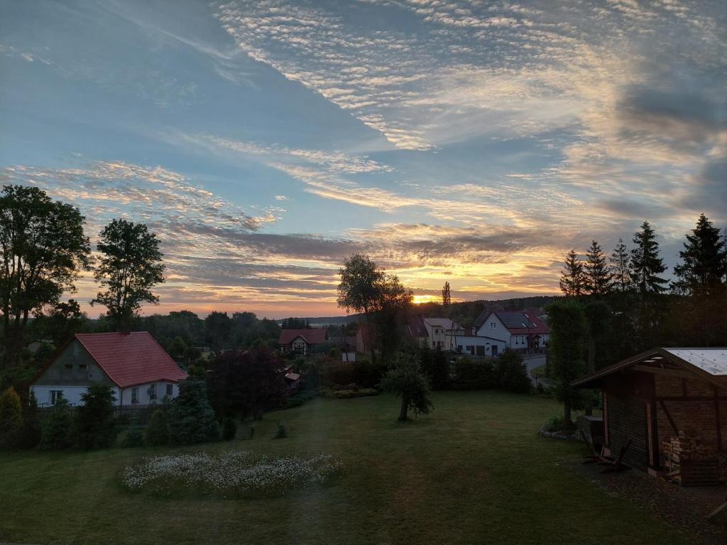 Pohľad na východ alebo západ slnka z privátu alebo blízkeho okolia