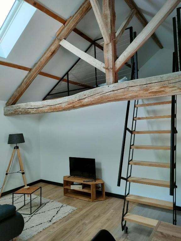 Televízia a/alebo spoločenská miestnosť v ubytovaní Gîte des Gâtines 3 étoiles