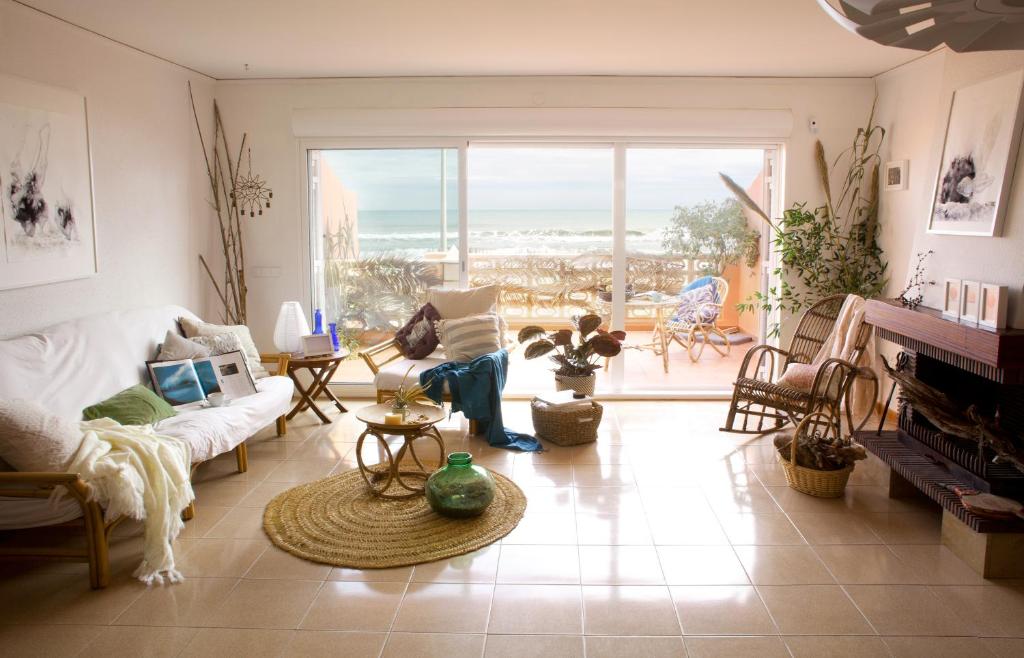 sala de estar con vistas al océano en Beachfront House, Valencia, Wifi, Paddle Surf Board, Incredible Views, en Sueca