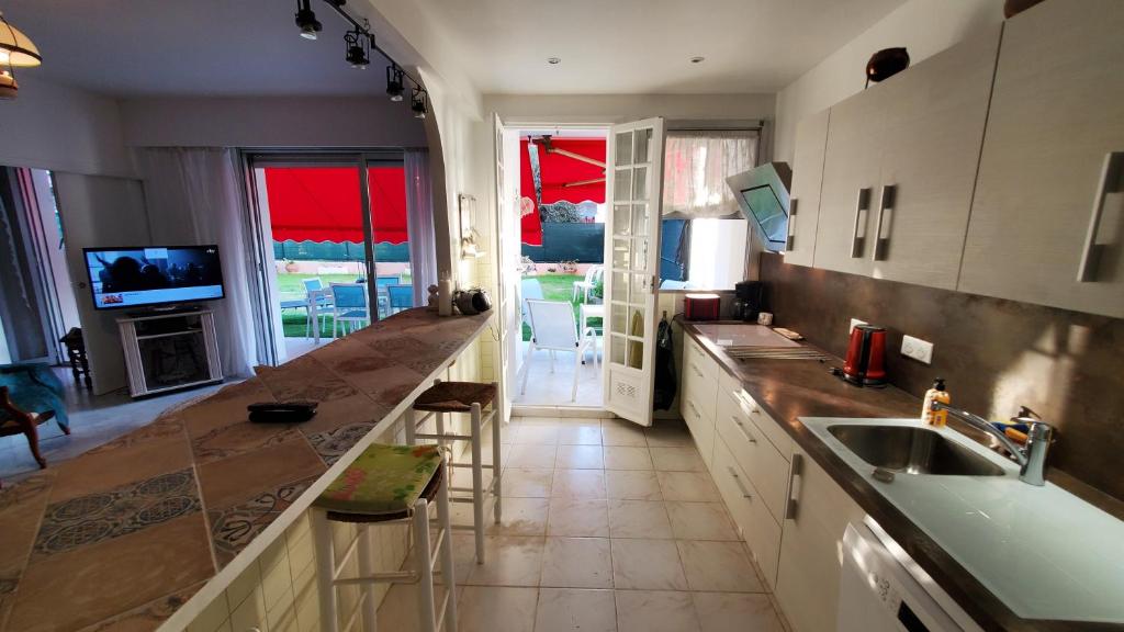 A cozinha ou cozinha compacta de Superbe Rez de Jardin dans r&eacute;sidence au calme