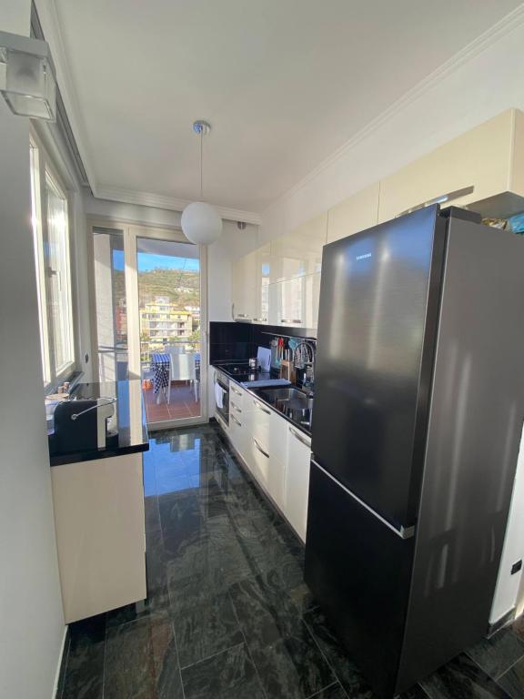 uma cozinha com um grande frigorífico de aço inoxidável em Luxury Penthouse with Full Sea View em Durrës