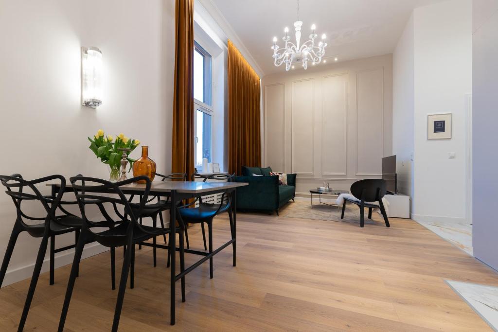 ein Esszimmer und ein Wohnzimmer mit einem Tisch und Stühlen in der Unterkunft A.S. Home Apartament Podwale in Breslau