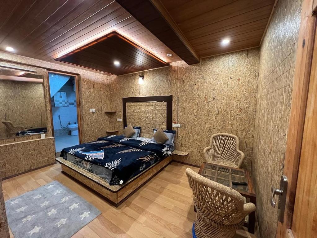Postel nebo postele na pokoji v ubytování Pahadi House