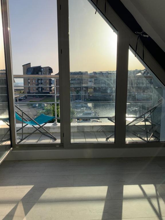 uma vista para uma cidade a partir de uma janela de escritório em Blue bay studio terrasse em Deauville