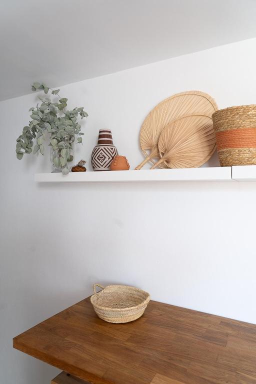 une table en bois avec des paniers sur une étagère dans l'établissement La dépendance de l'océan, à Biscarrosse