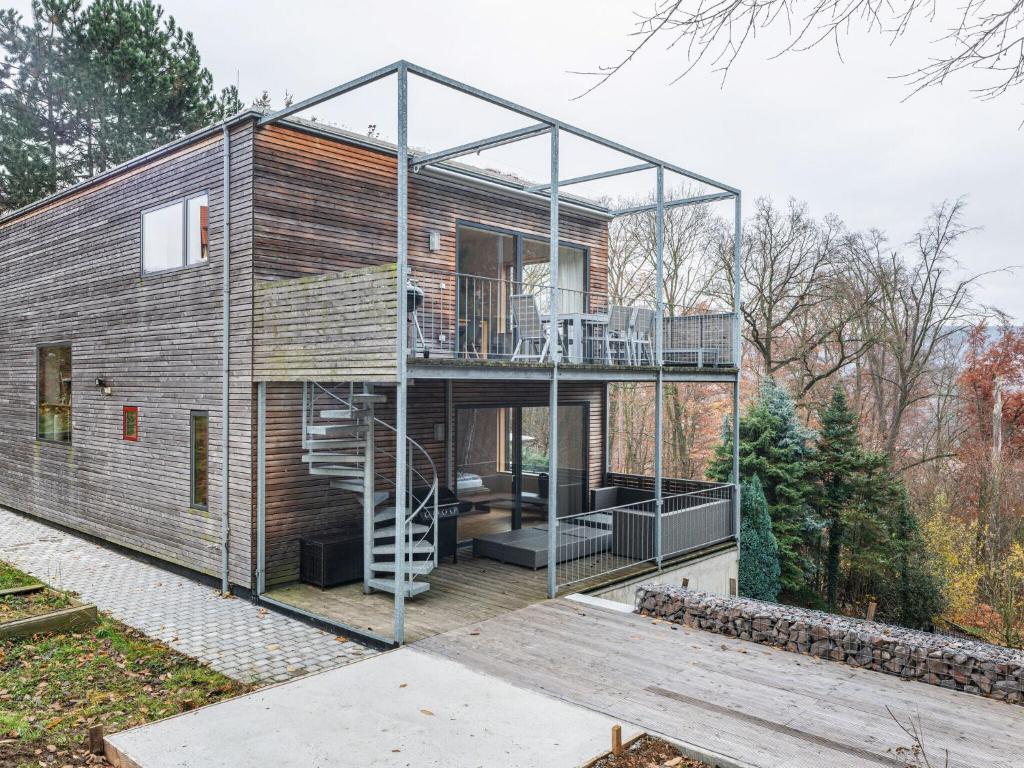 una casa de cristal con una escalera de caracol en el medio en Splendid Holiday Home in Freital with Sauna, en Freital