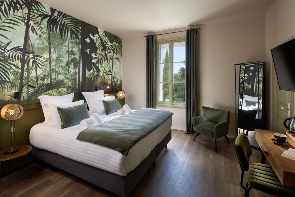 Llit o llits en una habitació de Hôtel Saint-Alban