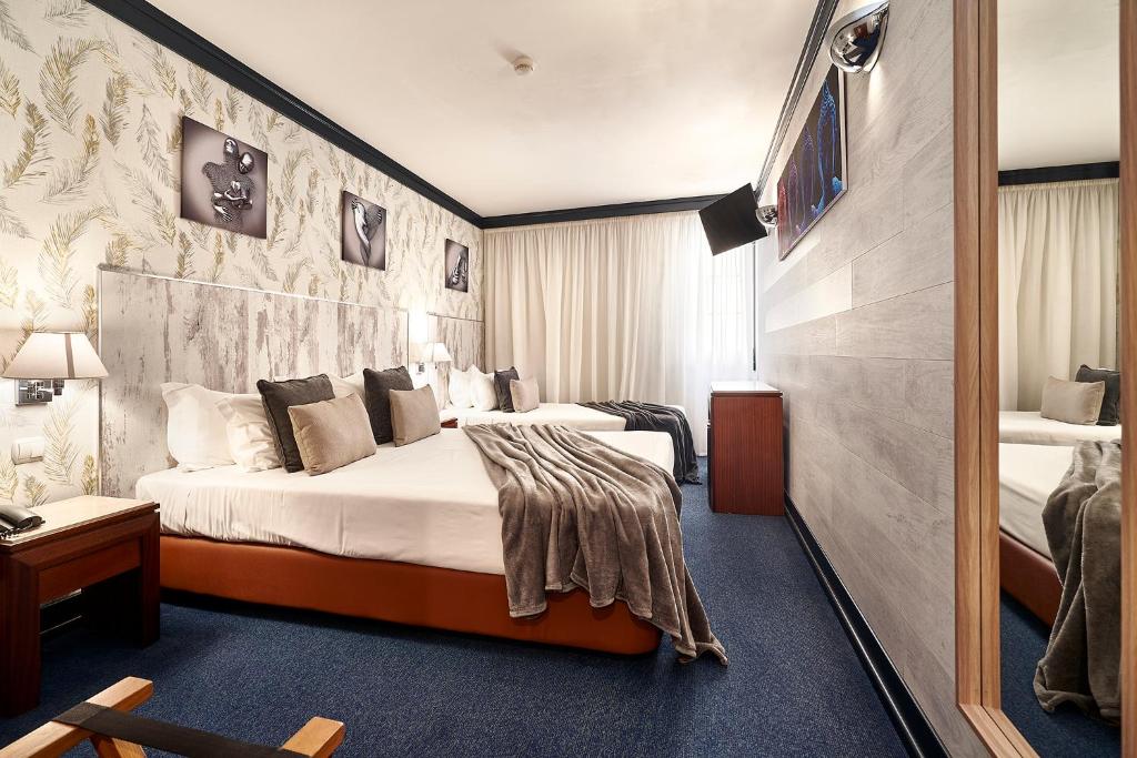 Postel nebo postele na pokoji v ubytování Galeria Suite Hotel