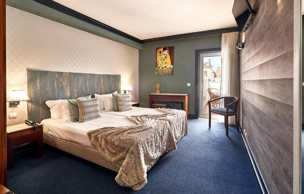 Postel nebo postele na pokoji v ubytování Galeria Suite Hotel