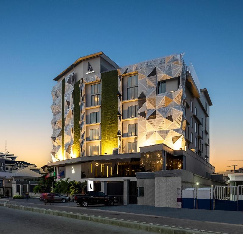 un bâtiment présentant une conception géométrique sur son côté dans l'établissement The Art Hotel, à Lagos
