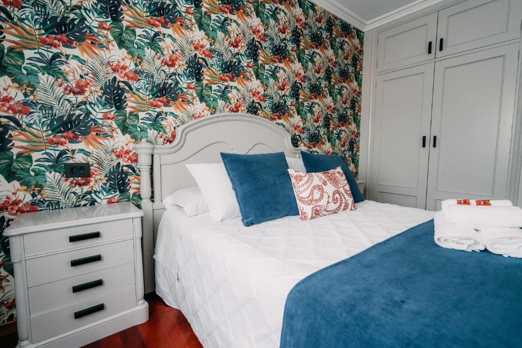 PENSIÓN CALDEA - Queen Room With Shared Bathroom