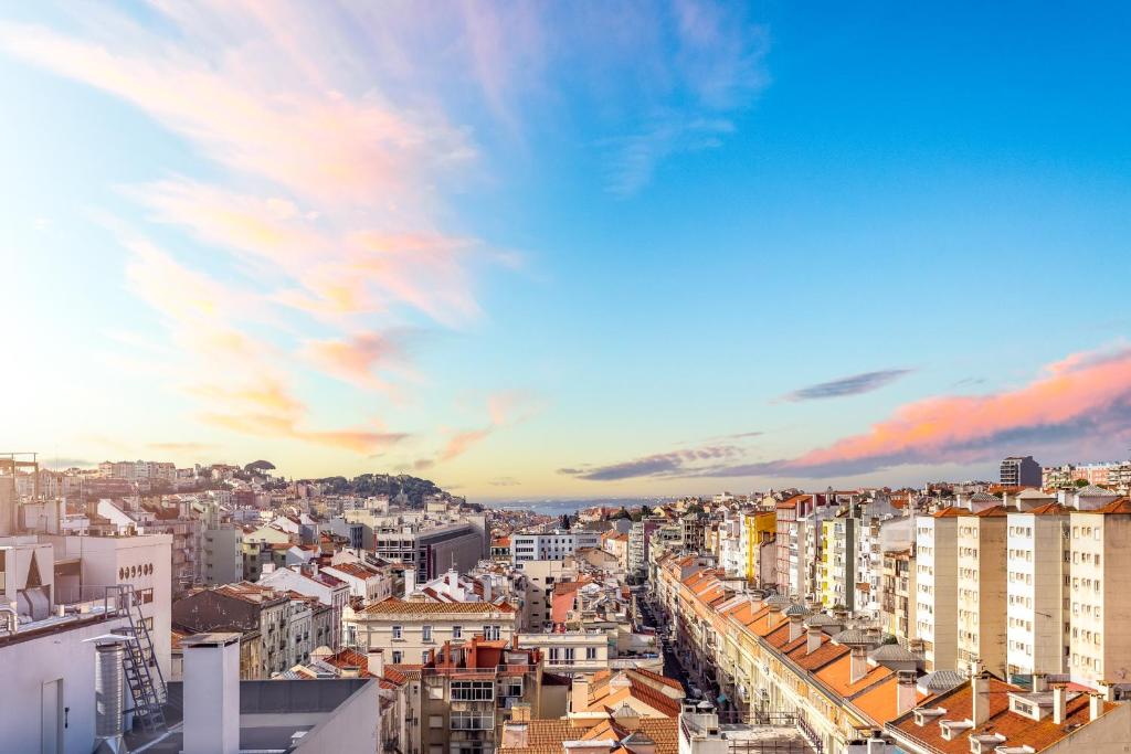 une ligne d'horizon avec des bâtiments et un ciel nuageux dans l'établissement Hotel Luena, à Lisbonne
