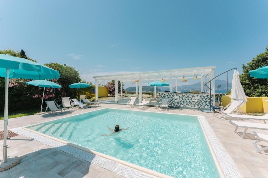 uma pessoa na piscina de um resort em Solcalante em Procida