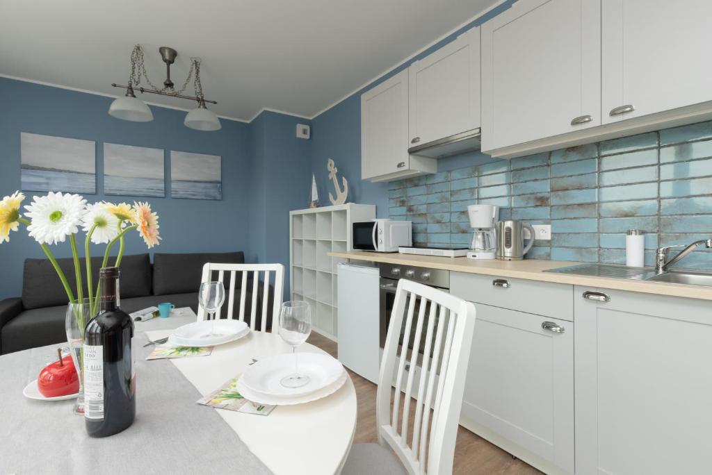 Kuchyňa alebo kuchynka v ubytovaní Gdańsk Powstańców Warszawskich by Noclegi Renters