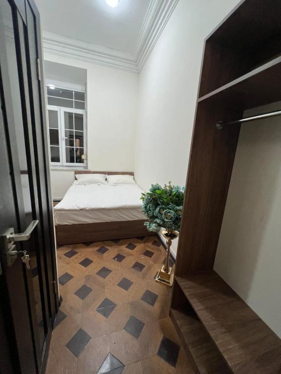 エレバンにあるApartments Tumanyanのベッドルーム1室(ベッド1台付)と部屋のドア1室が備わります。