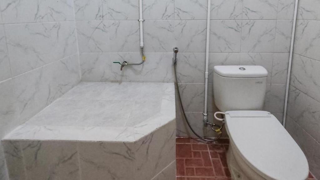 Koupelna v ubytování Hotel Shinta 1 near Stasiun Kertosono Mitra RedDoorz
