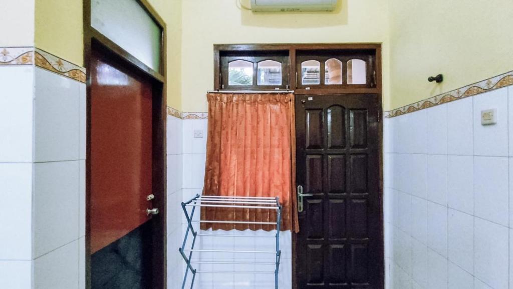 Fotografie z fotogalerie ubytování Hotel Shinta 1 near Stasiun Kertosono Mitra RedDoorz v destinaci Pelem