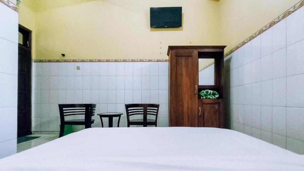 Postel nebo postele na pokoji v ubytování Hotel Shinta 1 near Stasiun Kertosono Mitra RedDoorz