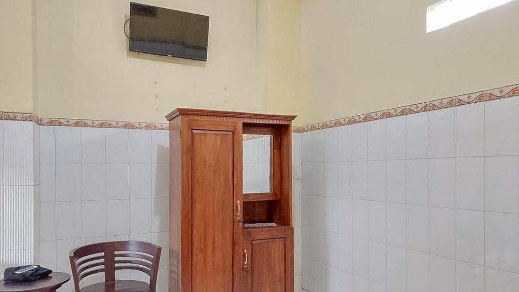 TV a/nebo společenská místnost v ubytování Hotel Shinta 1 near Stasiun Kertosono Mitra RedDoorz