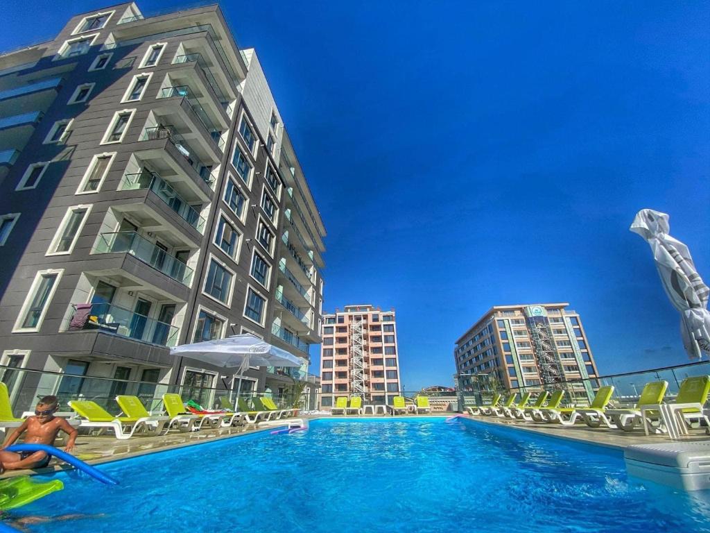 una gran piscina frente a un edificio en Apartamente MRM Residence en Mamaia-Sat