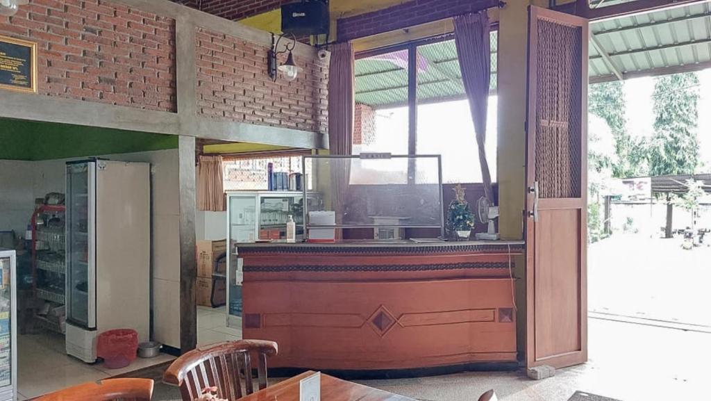 Kuchyň nebo kuchyňský kout v ubytování Hotel Shinta 1 near Stasiun Kertosono Mitra RedDoorz