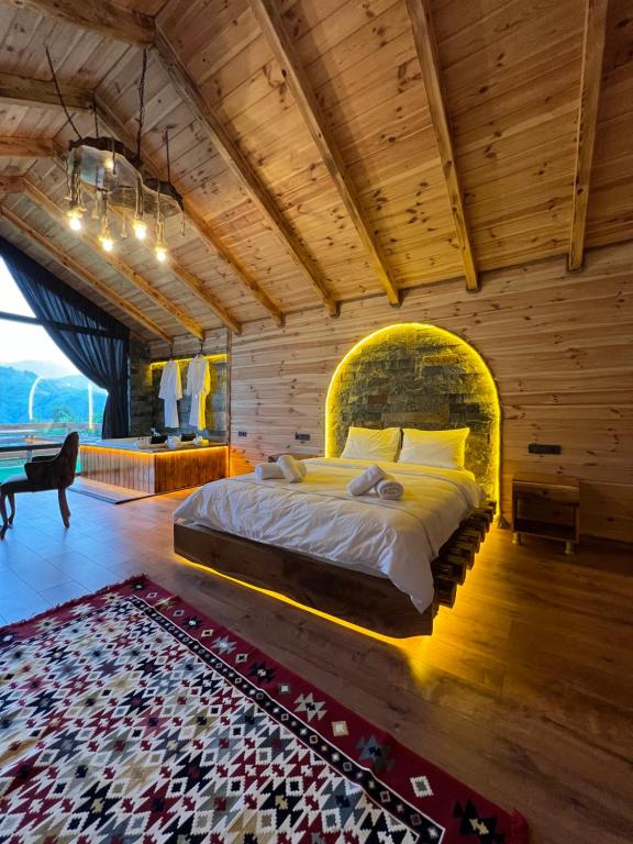 Postel nebo postele na pokoji v ubytování ZirvedeKal Suit Otel