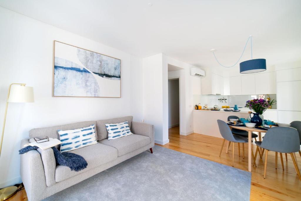 uma sala de estar com um sofá e uma mesa em Blue by the River 1 - elegant two-bedroom in Santos em Lisboa