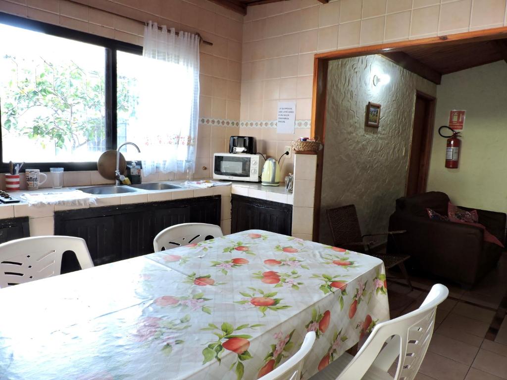 Hostel Lazy Gaucho的厨房或小厨房
