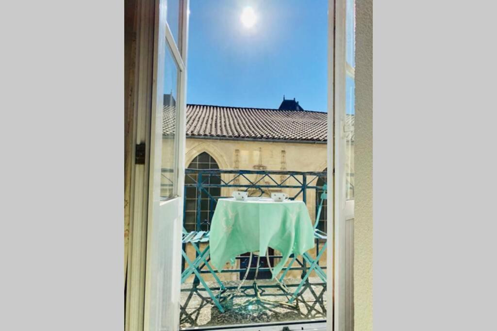 a table with a green table cloth on a balcony at terrasse centre ville in La Rochelle