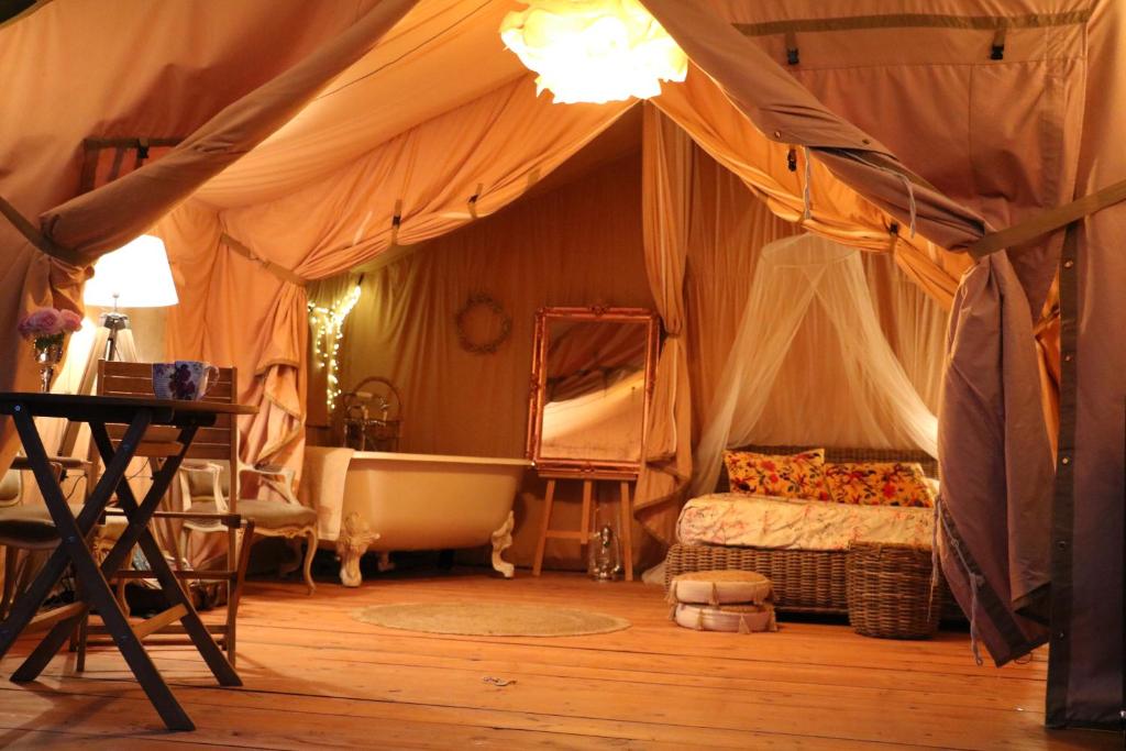 Postel nebo postele na pokoji v ubytování Les Toiles de La Tortillère tentes luxes safari lodge glamping insolite
