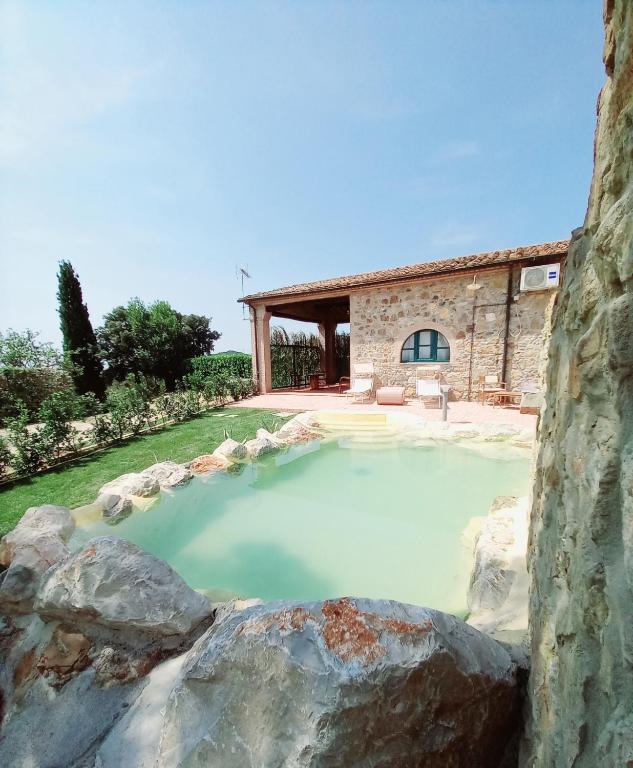 Piscina di Agriturismo La Fontanella & Glamping o nelle vicinanze