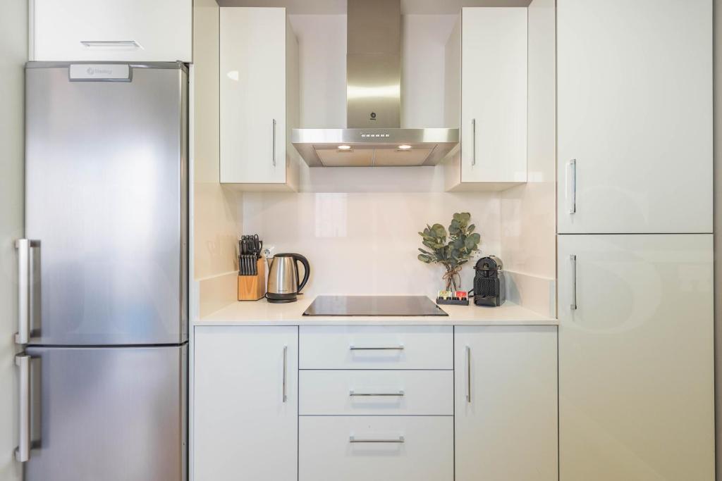 A kitchen or kitchenette at Sunny & modern apartment - Center by REMS