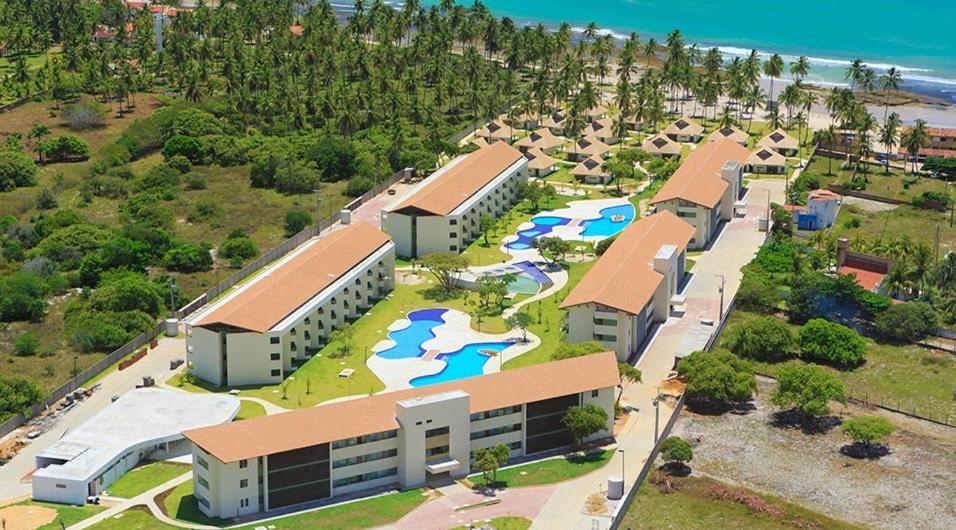 Carneiros Beach Resort Flat في تامانداري: اطلالة جوية على منتجع مع حديقة مائية