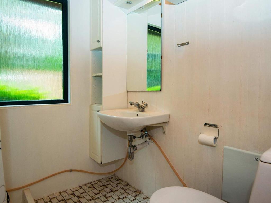 Koupelna v ubytování 6 person holiday home in Vemb