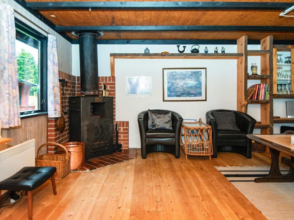 Posezení v ubytování 6 person holiday home in Vemb