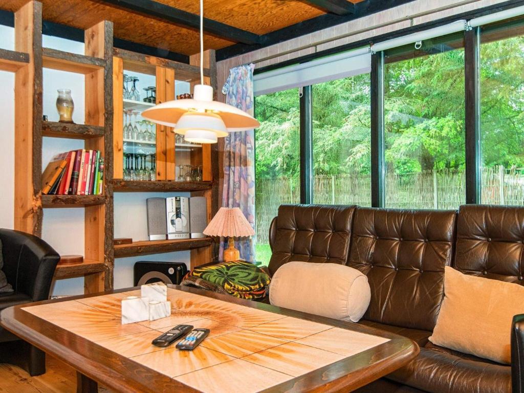 Posezení v ubytování 6 person holiday home in Vemb
